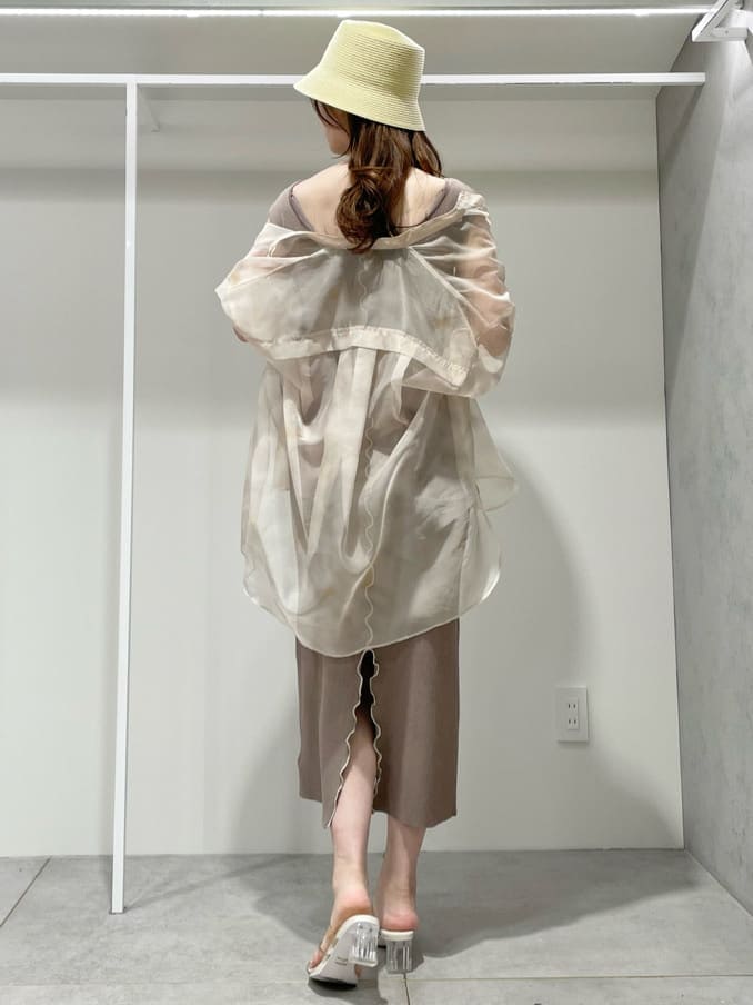 ベージュ系のワンピース、ベージュ系のシャツ/ブラウス、ベージュ系のサンダルを着用したレディースの春コーディネートの3枚目の写真