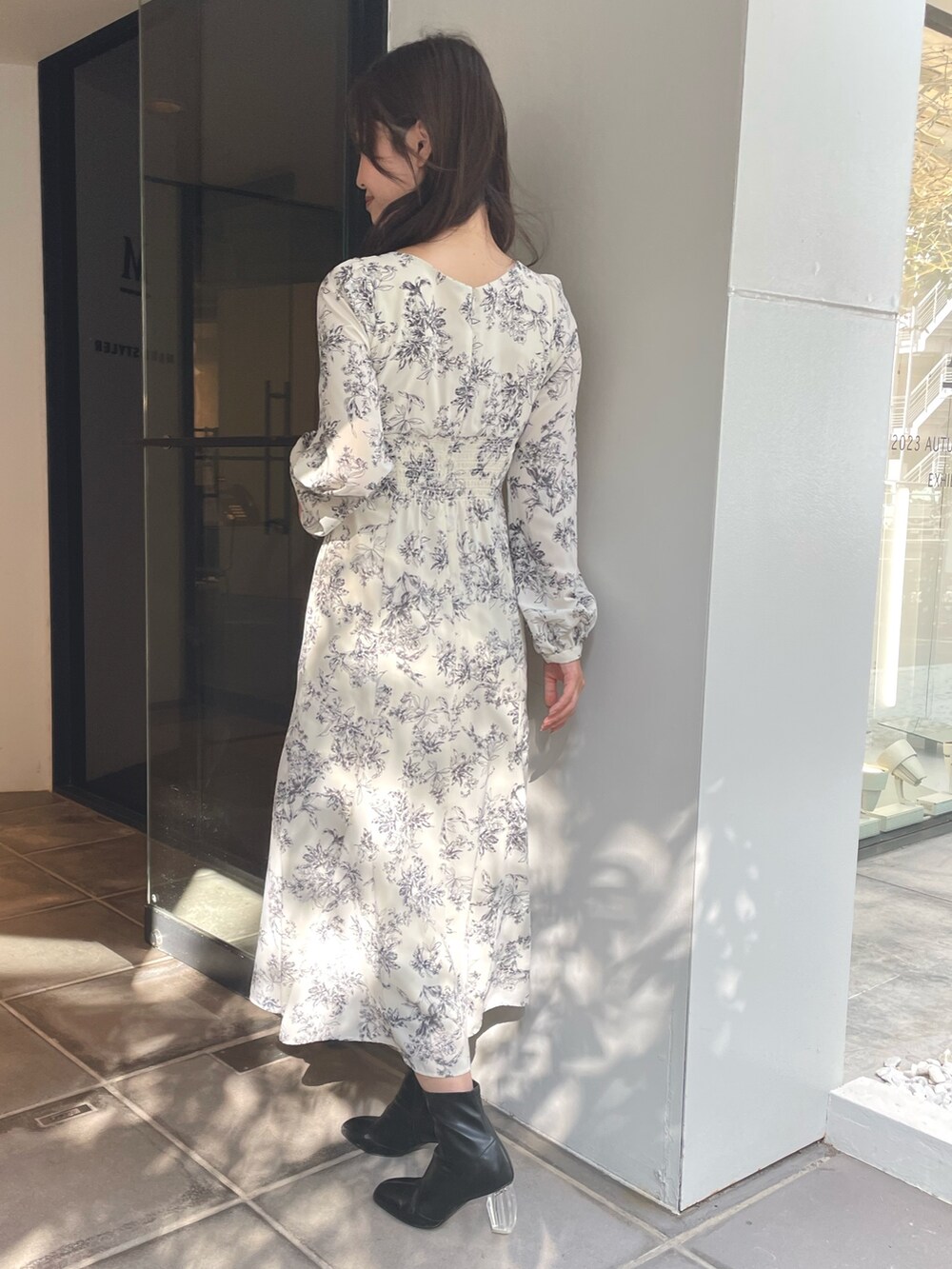 ホワイト系のワンピース、ブラック系のブーツを着用したレディースの秋コーディネートの3枚目の写真