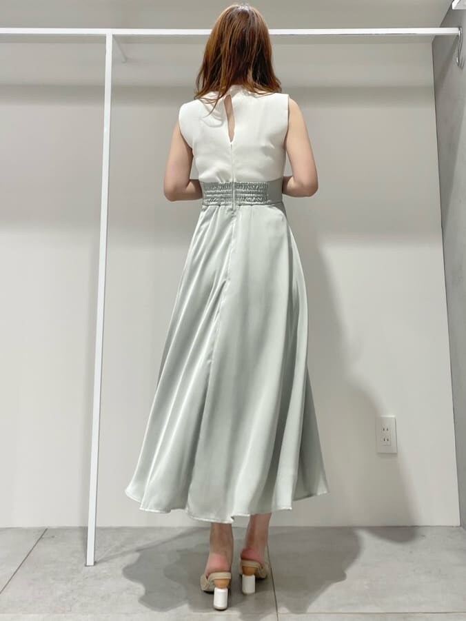 グリーン系のワンピース、ベージュ系のサンダルを着用したレディースの夏コーディネートの3枚目の写真