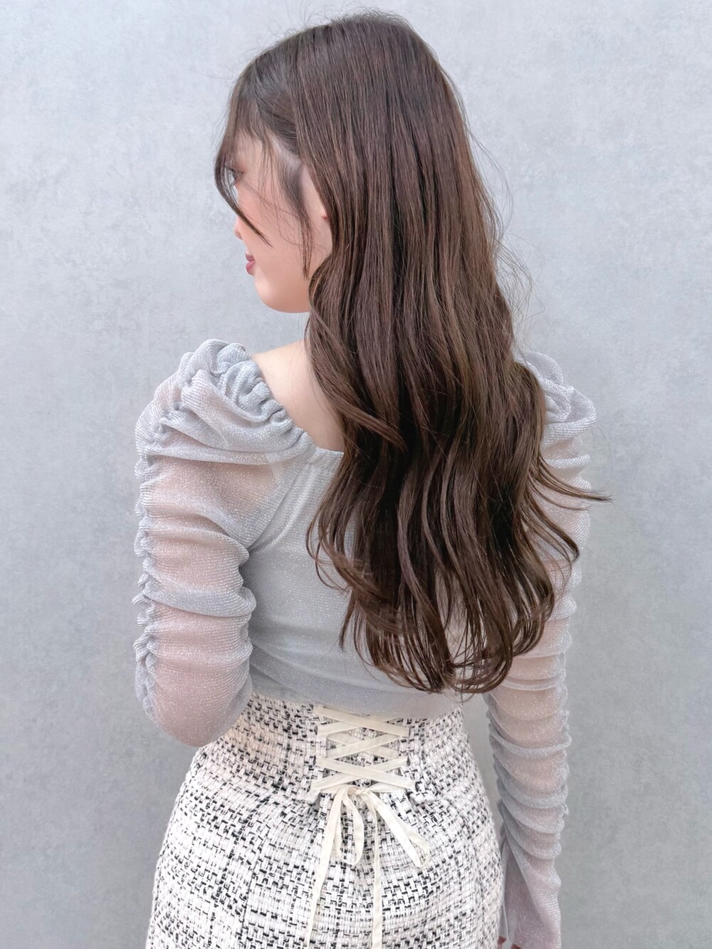 ホワイト系のスカート、ブルー系のTシャツ/カットソー、ブラック系のブーツを着用したレディースの秋コーディネートの7枚目の写真