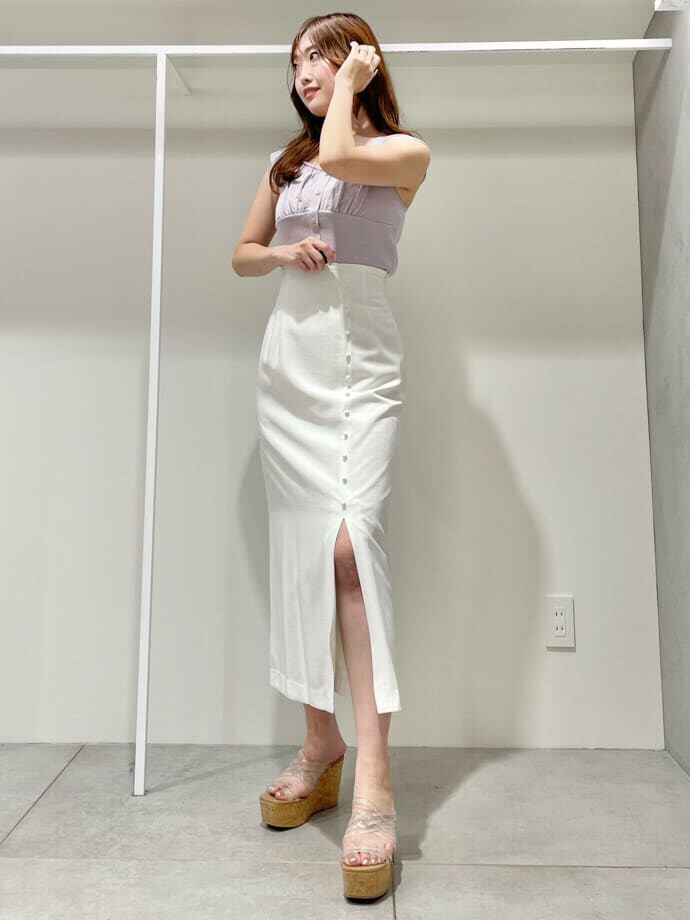 その他のサンダル、ホワイト系のスカート、パープル系のニット/セーターを着用したレディースの夏コーディネートの2枚目の写真