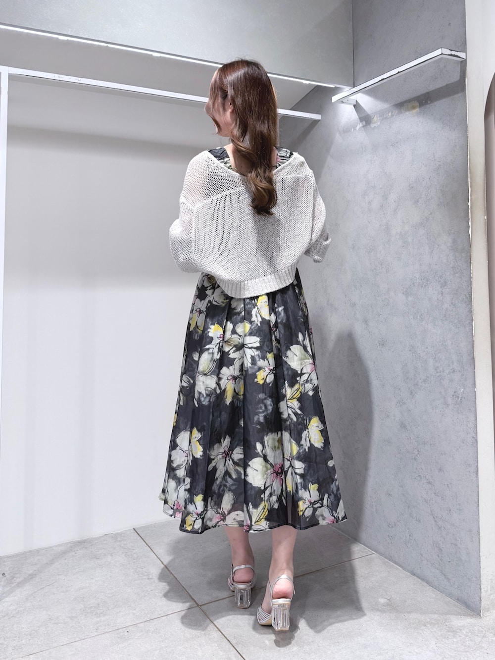 グレー系のワンピース、グレー系のカーディガン/ボレロ、シルバー系のサンダルを着用したレディースの夏コーディネートの3枚目の写真