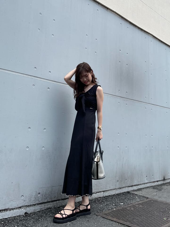 ブラック系のトートバッグ、ブラック系のサンダルを着用したレディースの夏コーディネートの5枚目の写真