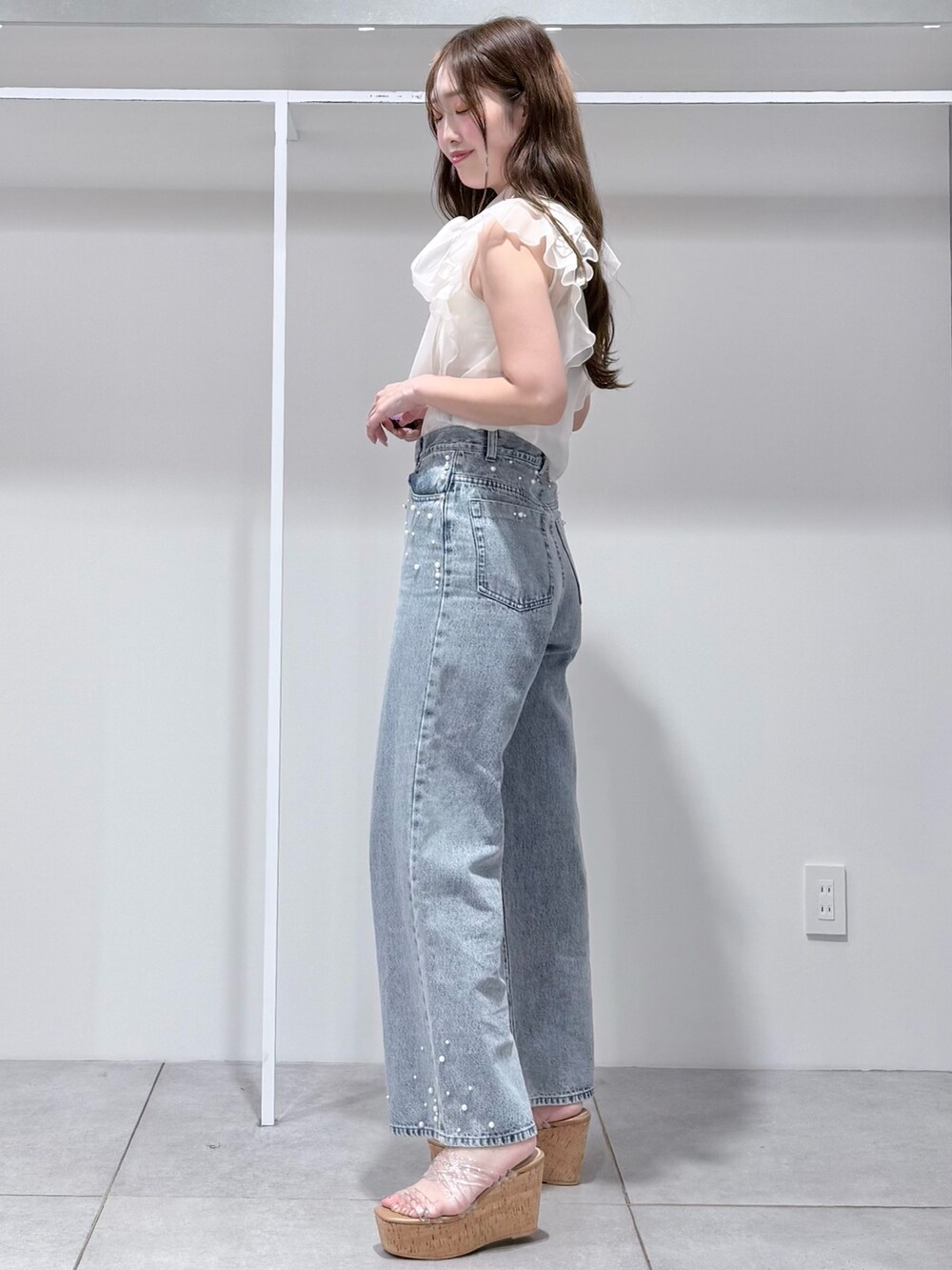 ブルー系のデニムパンツ、その他のサンダル、ホワイト系のシャツ/ブラウスを着用したレディースの夏コーディネートの3枚目の写真