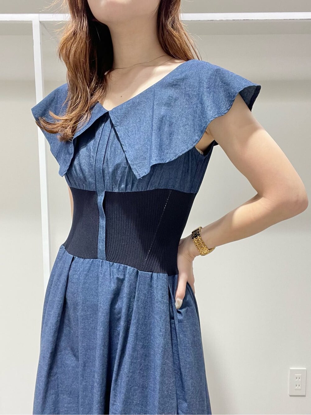 ベージュ系のサンダル、ベージュ系のトートバッグ、ブルー系のワンピースを着用したレディースの夏コーディネートの5枚目の写真