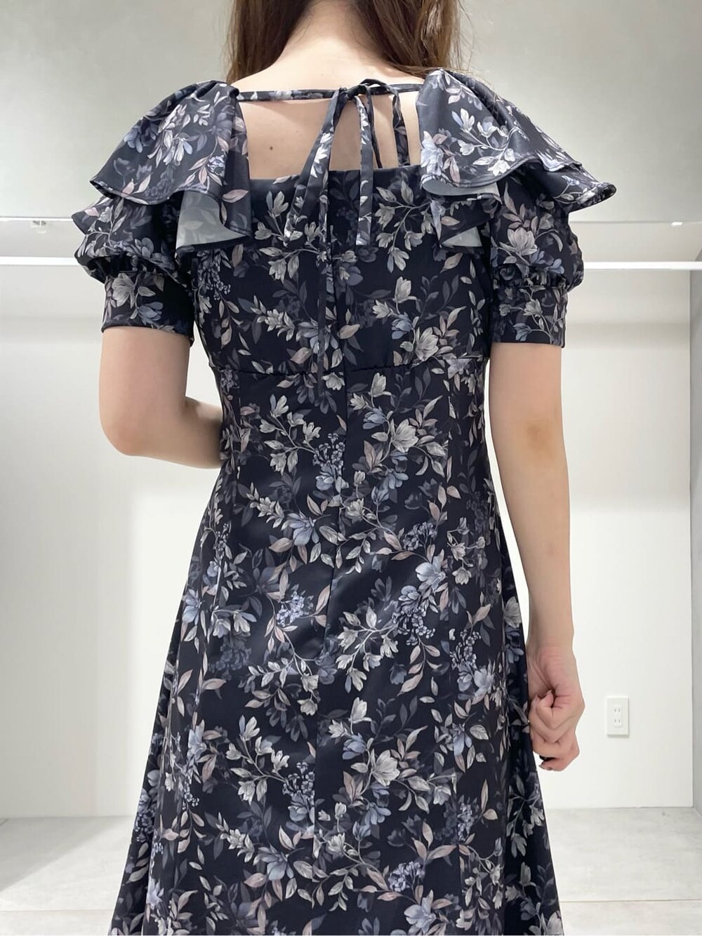 ブルー系のワンピース、ブラック系のブーツ、ブラウン系のハンドバッグを着用したレディースの秋コーディネートの8枚目の写真