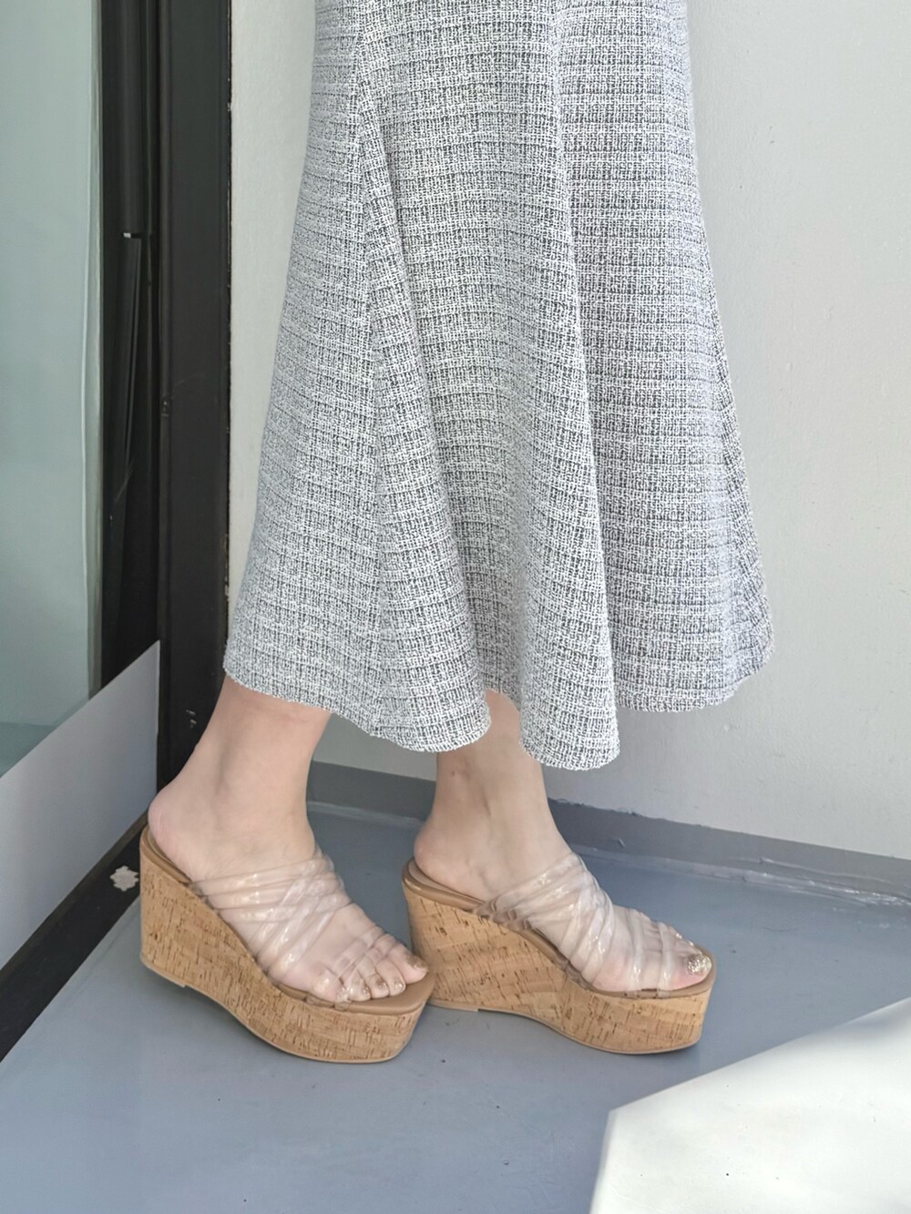 グレー系のワンピース、ホワイト系のカーディガン/ボレロ、その他のサンダルを着用したレディースの春コーディネートの7枚目の写真