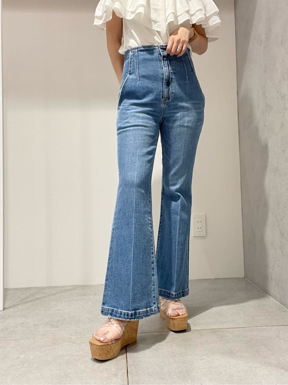 ホワイト系のシャツ/ブラウス、ブルー系のその他パンツ、その他のサンダルを着用したレディースの夏コーディネートの5枚目の写真