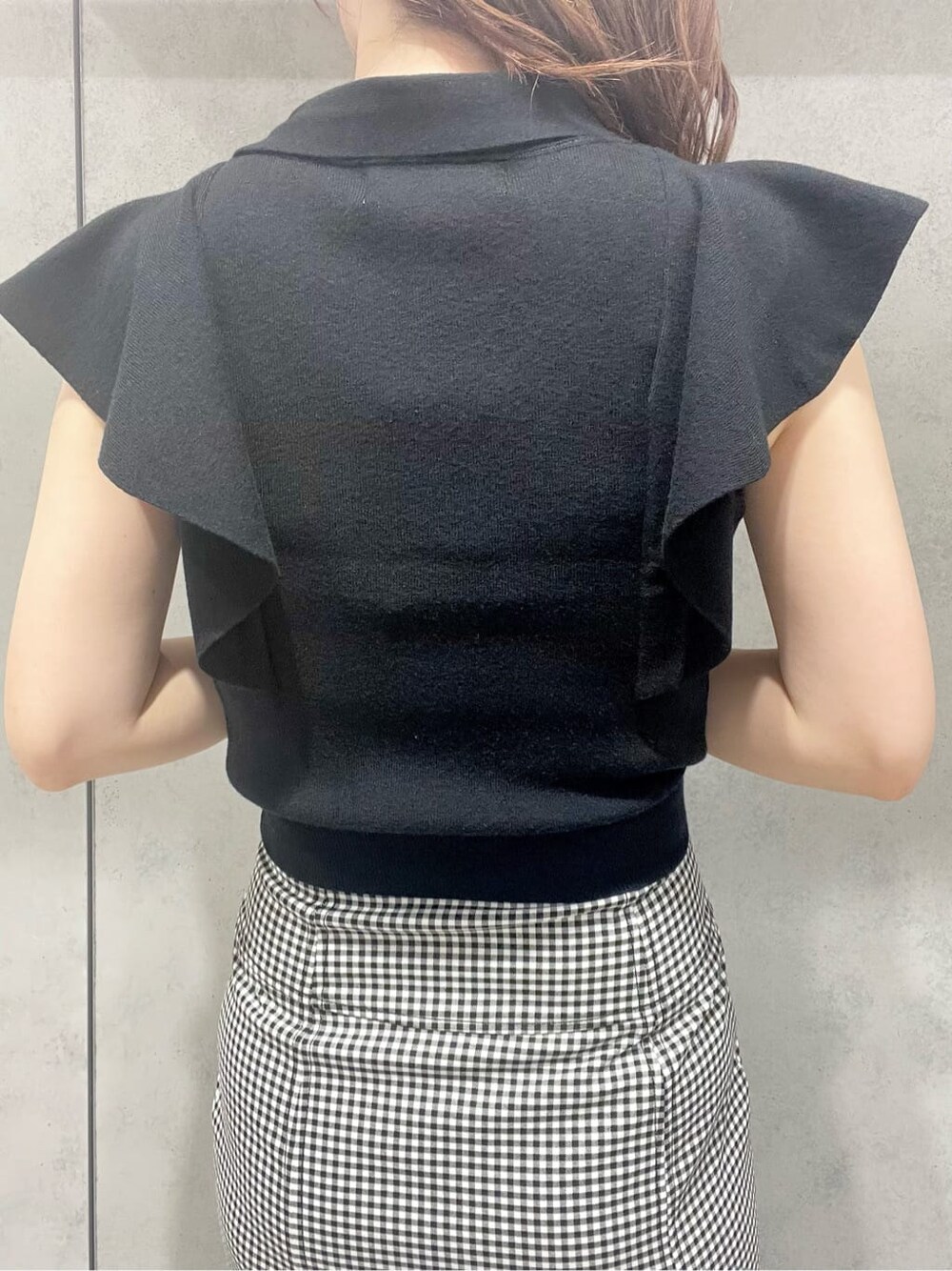 その他のスカート、ブラック系のニット/セーターを着用したレディースの夏コーディネートの3枚目の写真