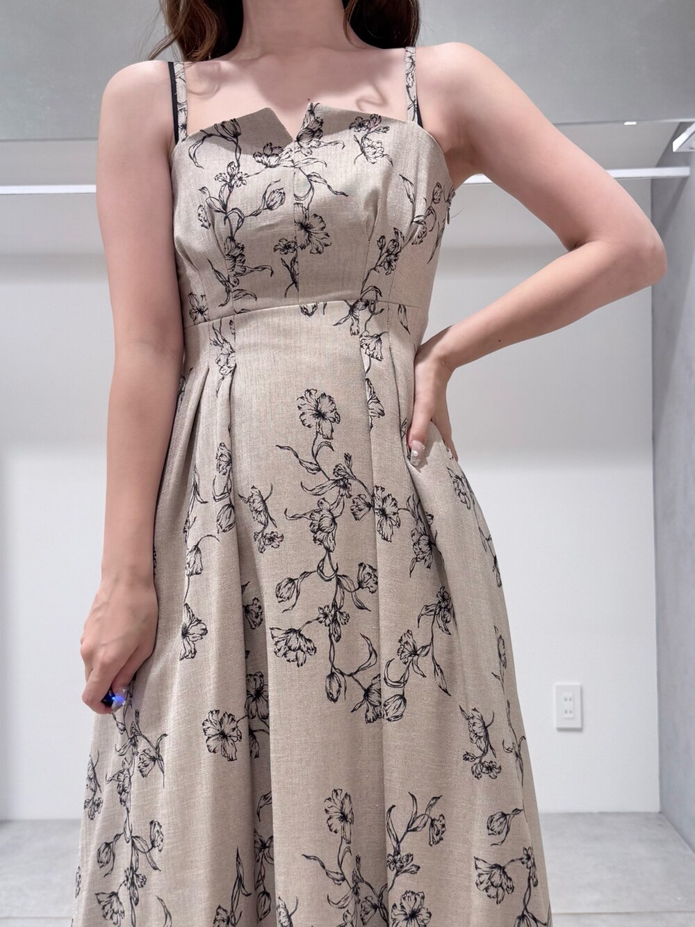 ベージュ系のワンピース、その他のサンダルを着用したレディースの夏コーディネートの5枚目の写真