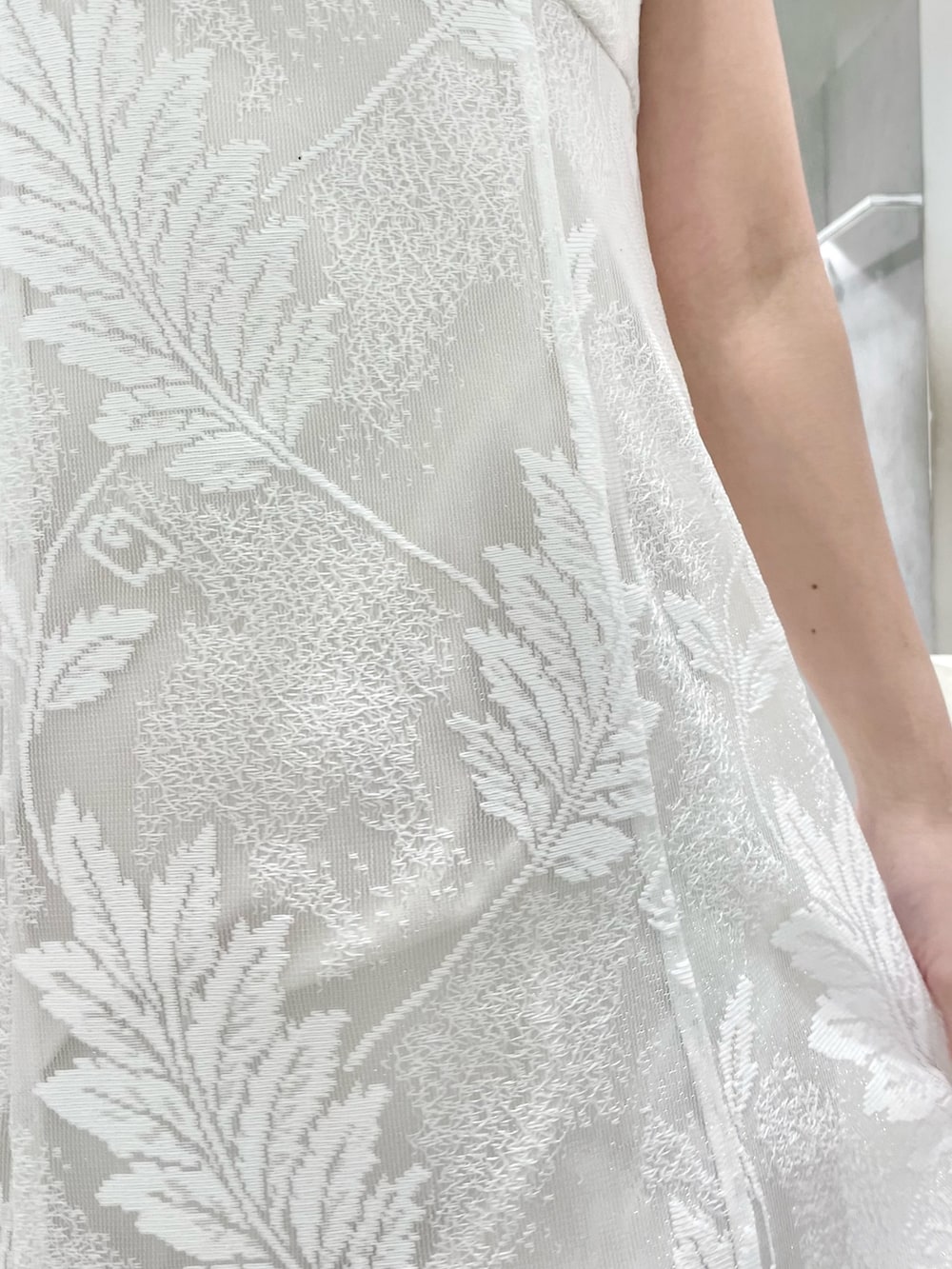 ホワイト系のワンピース、ピンク系のニット/セーター、その他のサンダルを着用したレディースの春コーディネートの6枚目の写真