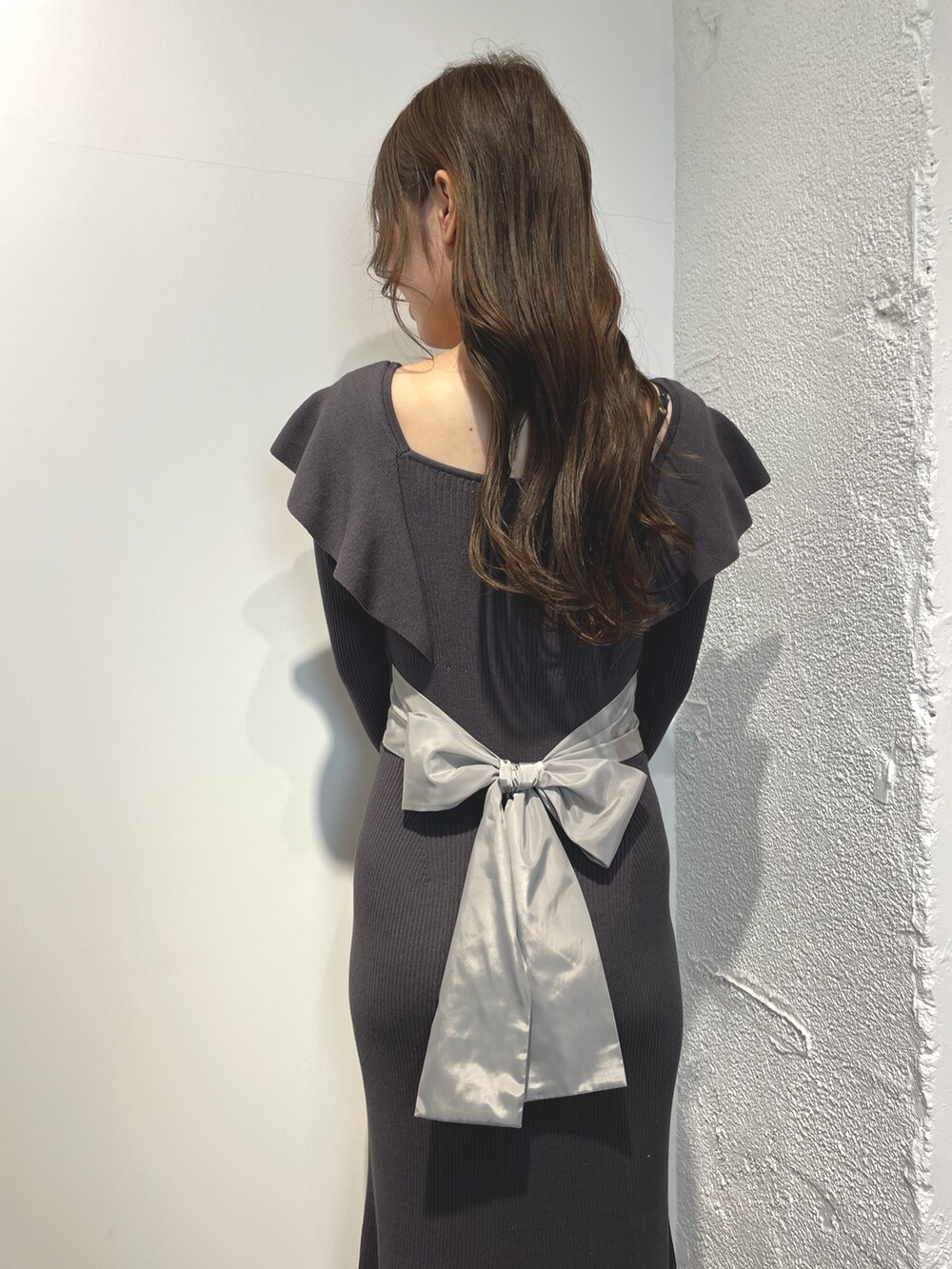 グレー系のワンピース、ブラック系のブーツを着用したレディースの冬コーディネートの6枚目の写真