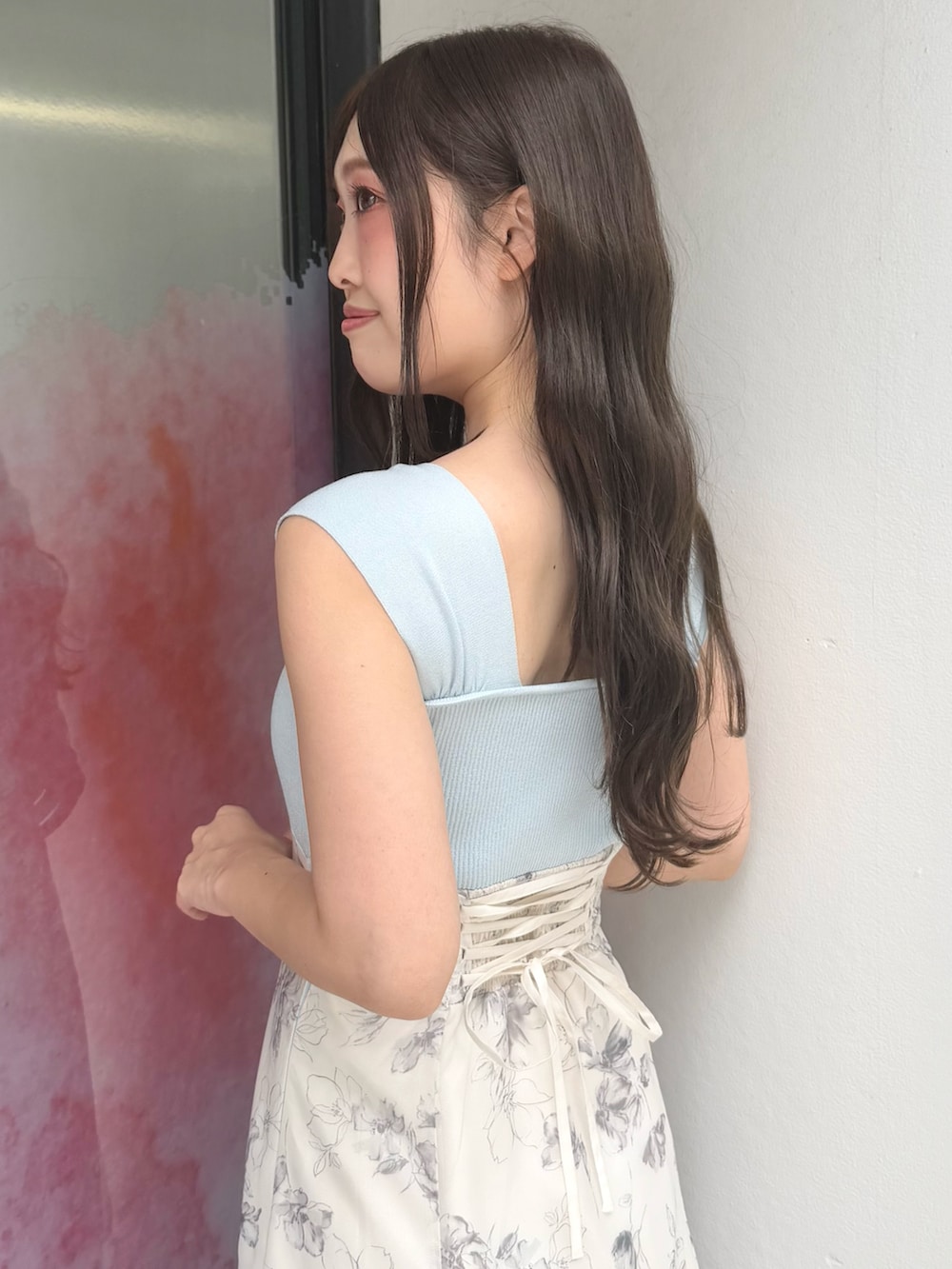 ブルー系のワンピース、ホワイト系のサンダルを着用したレディースの夏コーディネートの6枚目の写真