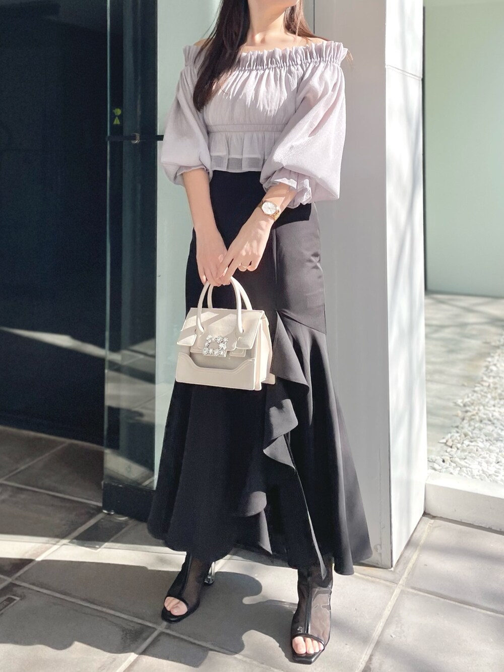 ブラック系のブーツ、パープル系のシャツ/ブラウス、ブラック系のスカートを着用したレディースの冬コーディネートの2枚目の写真