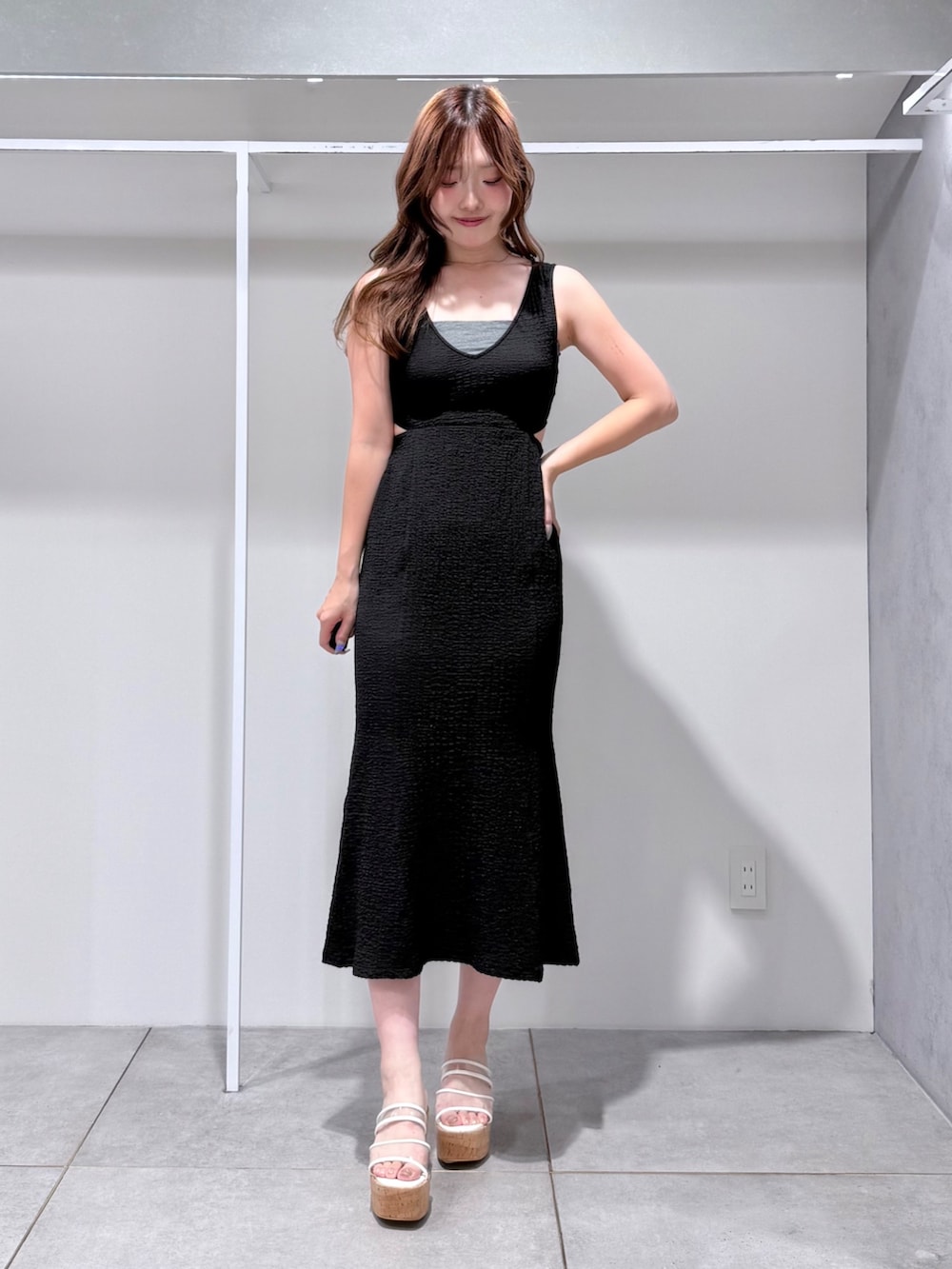 ブラック系のワンピース、グレー系のカーディガン/ボレロ、その他のサンダルを着用したレディースの夏コーディネートの6枚目の写真