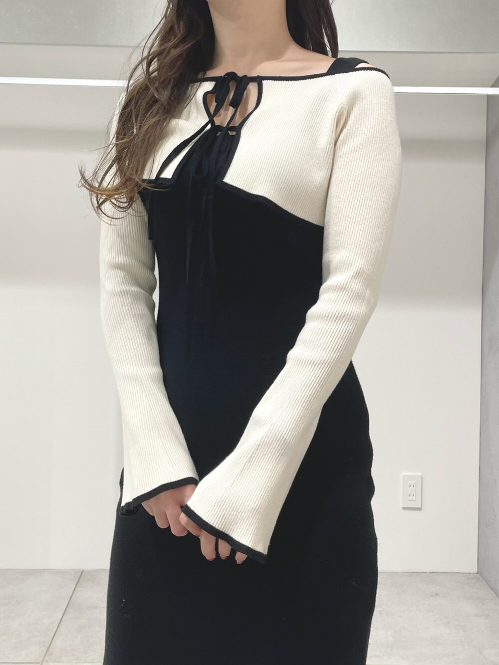 ブラック系のワンピース、ブラック系のブーツを着用したレディースの冬コーディネートの5枚目の写真