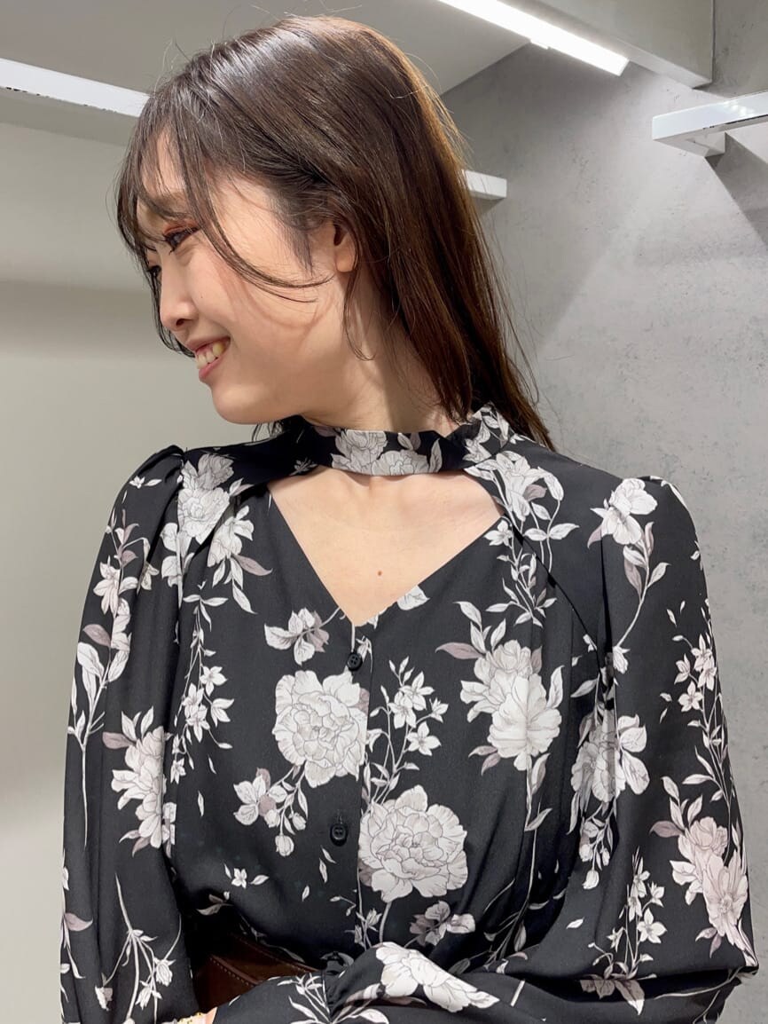 ベージュ系のブーツ、ブラック系のワンピース、ブラウン系のベルトを着用したレディースの冬コーディネートの3枚目の写真