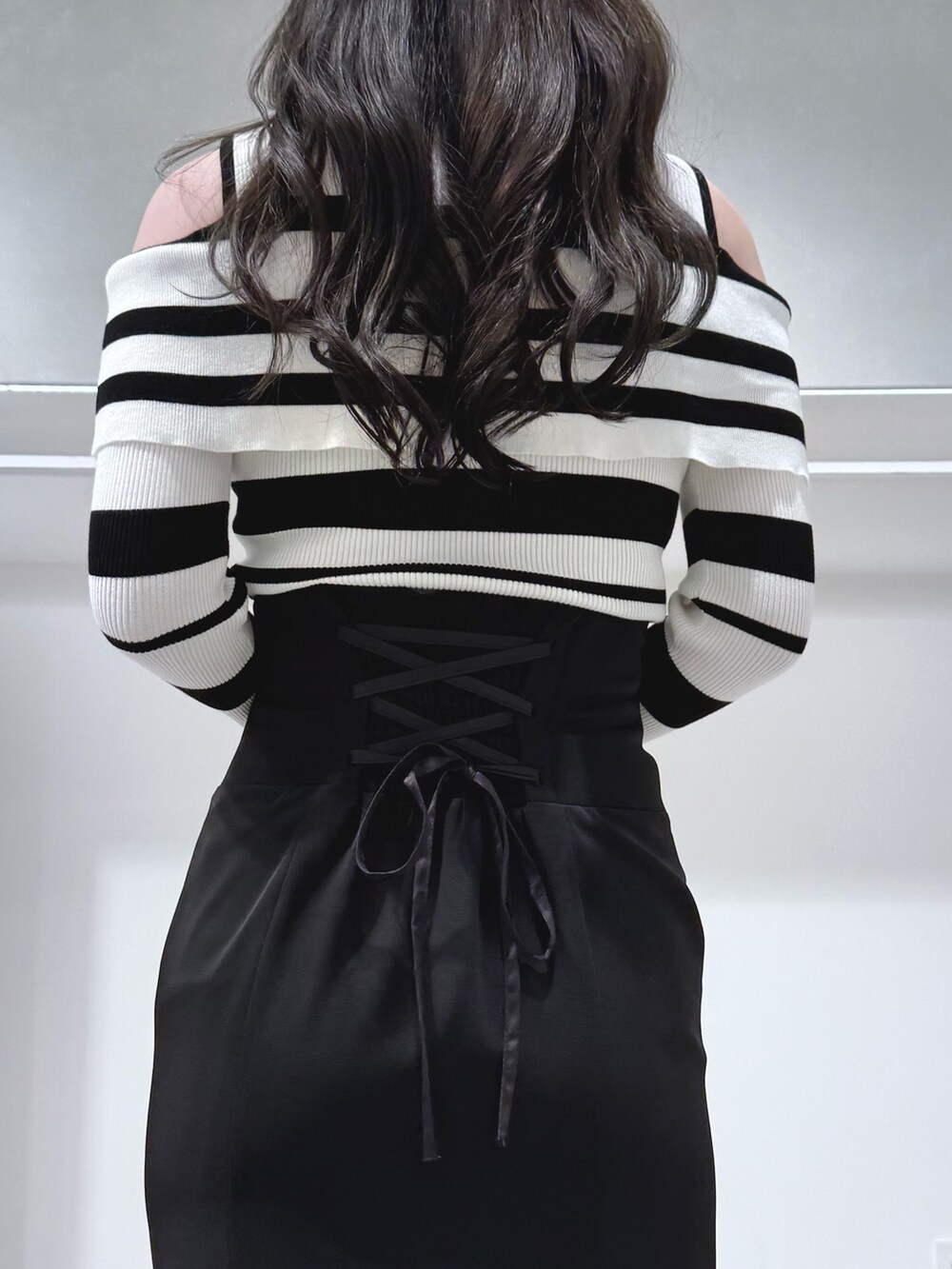 その他のニット/セーター、ブラック系のスカート、ブラック系のパンプスを着用したレディースの春コーディネートの7枚目の写真