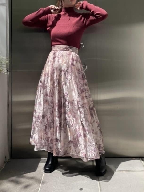 ホワイト系のハンドバッグ、ブラウン系のチェスターコート、レッド系のニット/セーターを着用したレディースの秋コーディネートの6枚目の写真