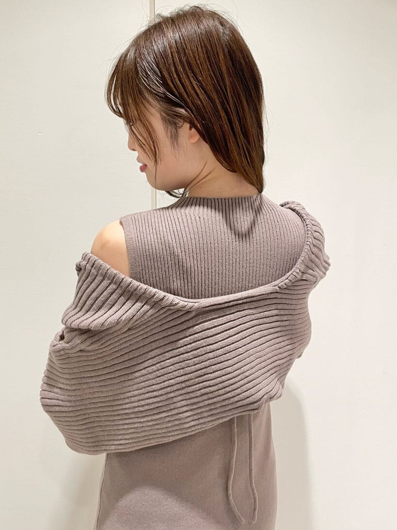 ピンク系のワンピースを着用したレディースの冬コーディネートの6枚目の写真