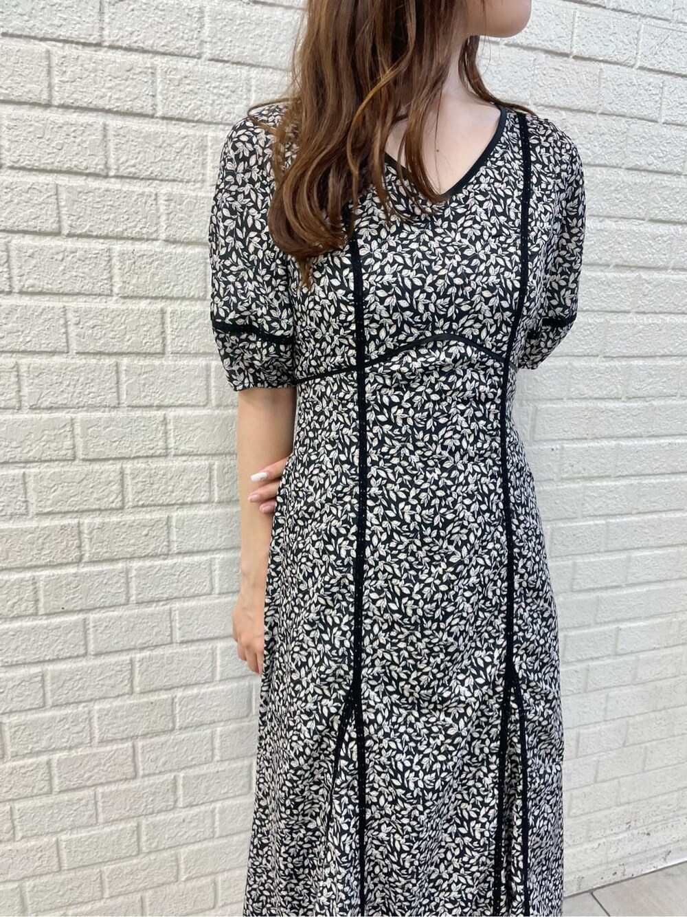 ブラック系のワンピース、ホワイト系のその他シューズを着用したレディースの夏コーディネートの5枚目の写真