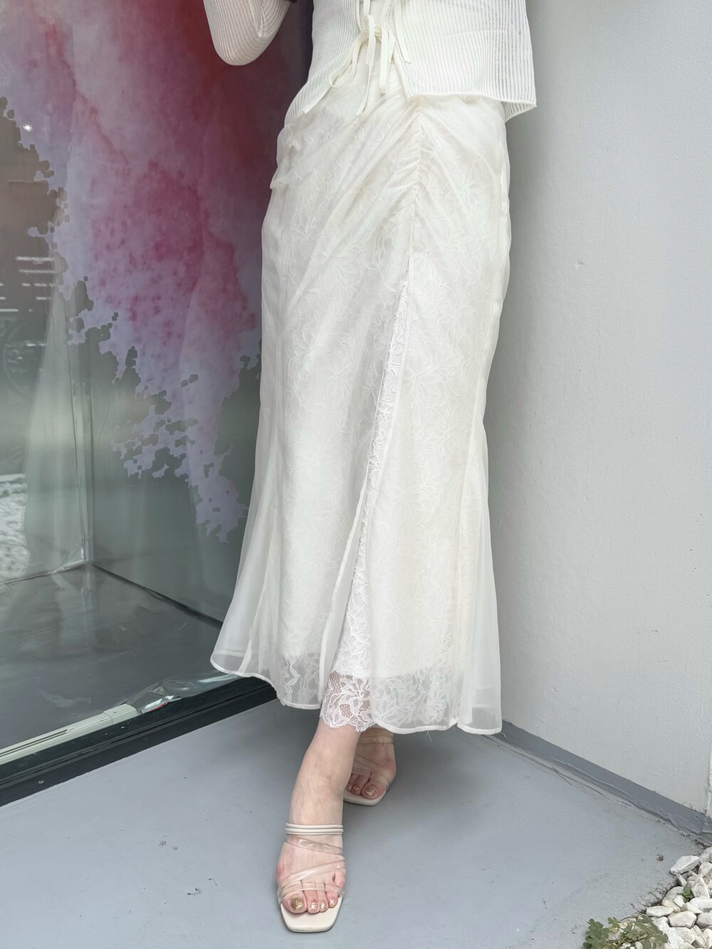 ホワイト系のスカート、ホワイト系のカーディガン/ボレロを着用したレディースの夏コーディネートの9枚目の写真