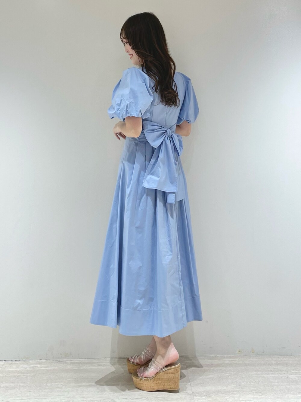 ブルー系のワンピース、その他のサンダルを着用したレディースの春コーディネートの3枚目の写真