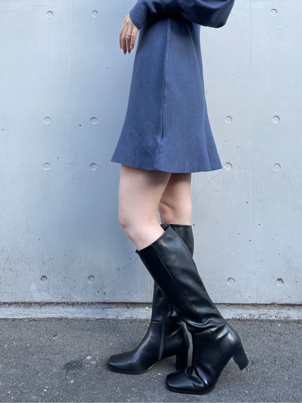 ブラック系のブーツ、ブルー系のワンピースを着用したレディースの冬コーディネートの6枚目の写真