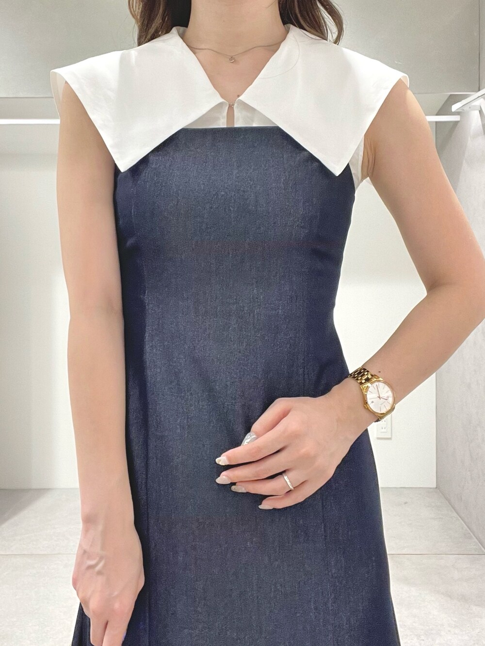 ホワイト系のボストンバッグ、ブルー系のワンピース、その他のサンダルを着用したレディースの春コーディネートの6枚目の写真