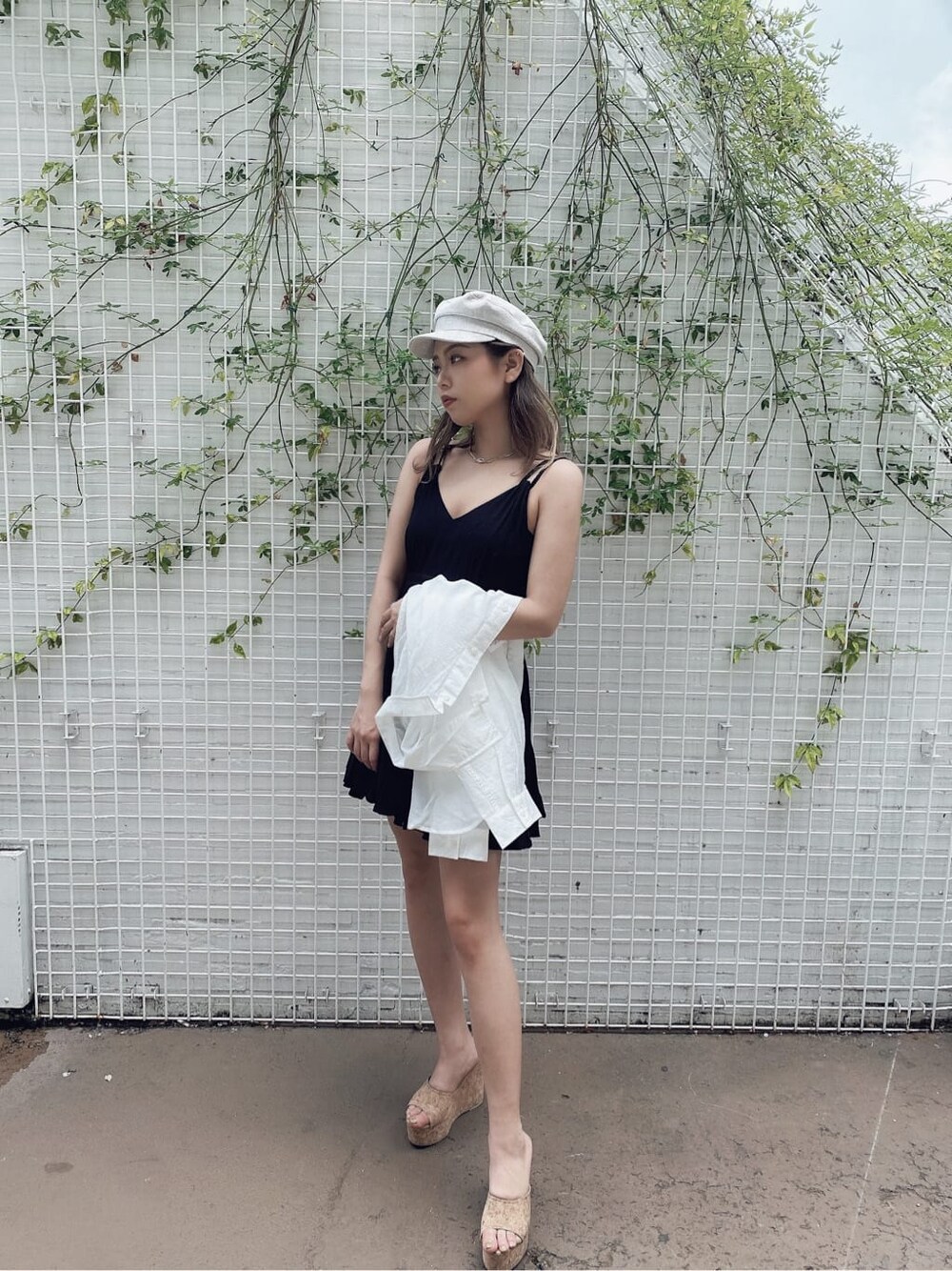 ベージュ系のサンダル、ホワイト系のシャツ/ブラウスを着用したレディースの夏コーディネートの3枚目の写真