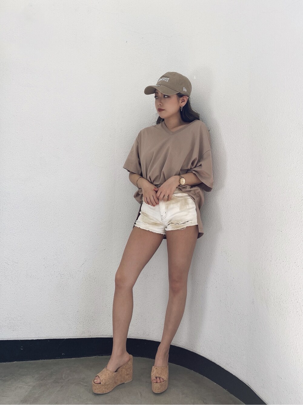 ベージュ系のサンダル、ホワイト系のデニムパンツ、ベージュ系のTシャツ/カットソーを着用したレディースの春コーディネートの2枚目の写真