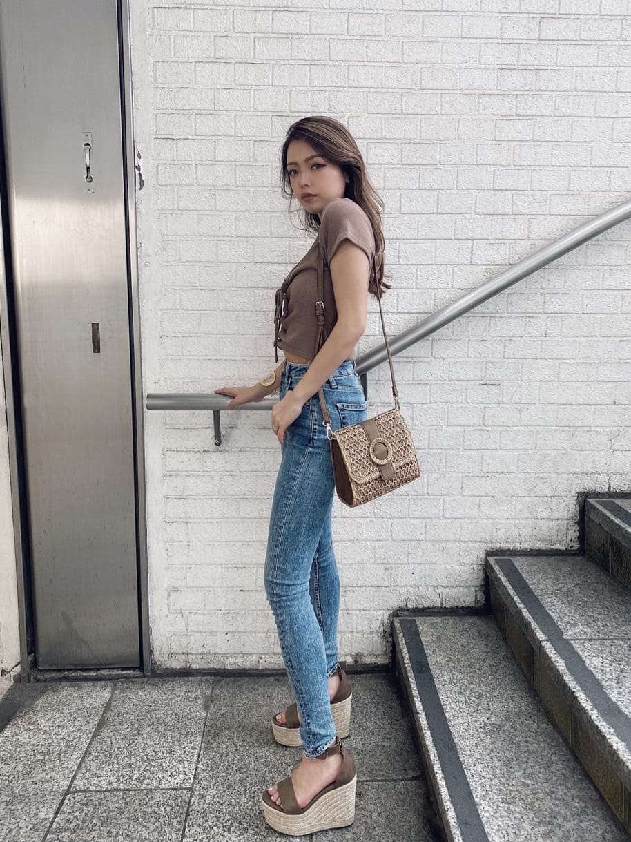 ブルー系のデニムパンツ、ベージュ系のTシャツ/カットソーを着用したレディースの夏コーディネートの2枚目の写真