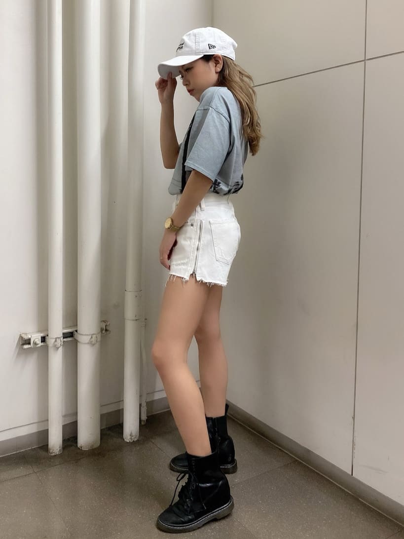 ホワイト系のデニムパンツ、グレー系のTシャツ/カットソーを着用したレディースの夏コーディネートの2枚目の写真