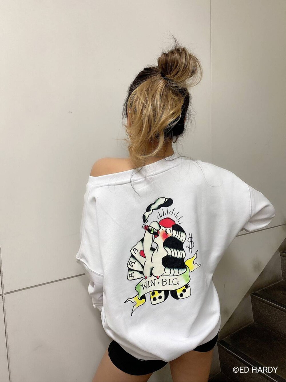 ブラック系のデニムパンツ、ホワイト系のスウェットを着用したレディースの冬コーディネートの2枚目の写真