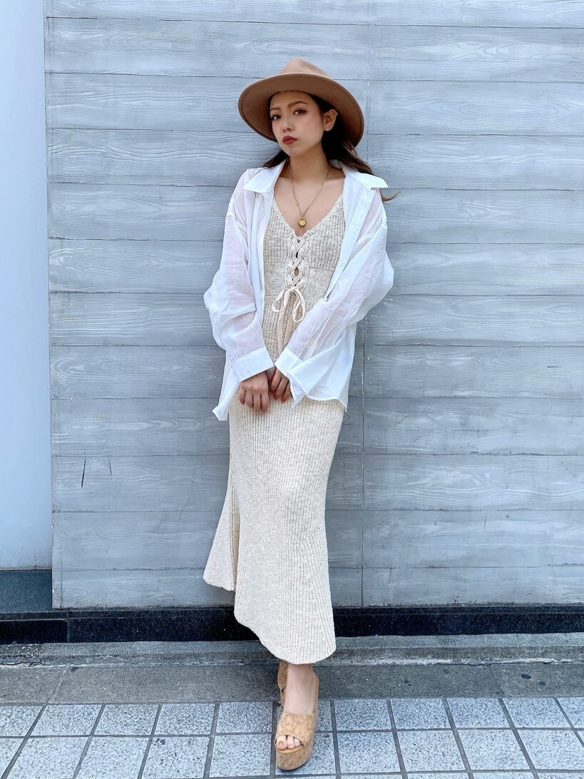 ホワイト系のワンピース、ベージュ系のサンダルを着用したレディースの春コーディネートの2枚目の写真