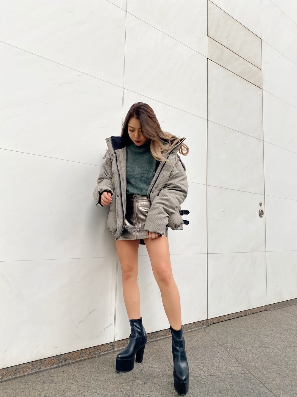 ブラック系のブーツ、その他のダウンジャケット/コートを着用したレディースの冬コーディネートの2枚目の写真