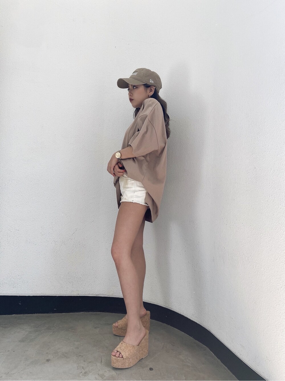 ベージュ系のサンダル、ホワイト系のデニムパンツ、ベージュ系のTシャツ/カットソーを着用したレディースの春コーディネートの3枚目の写真