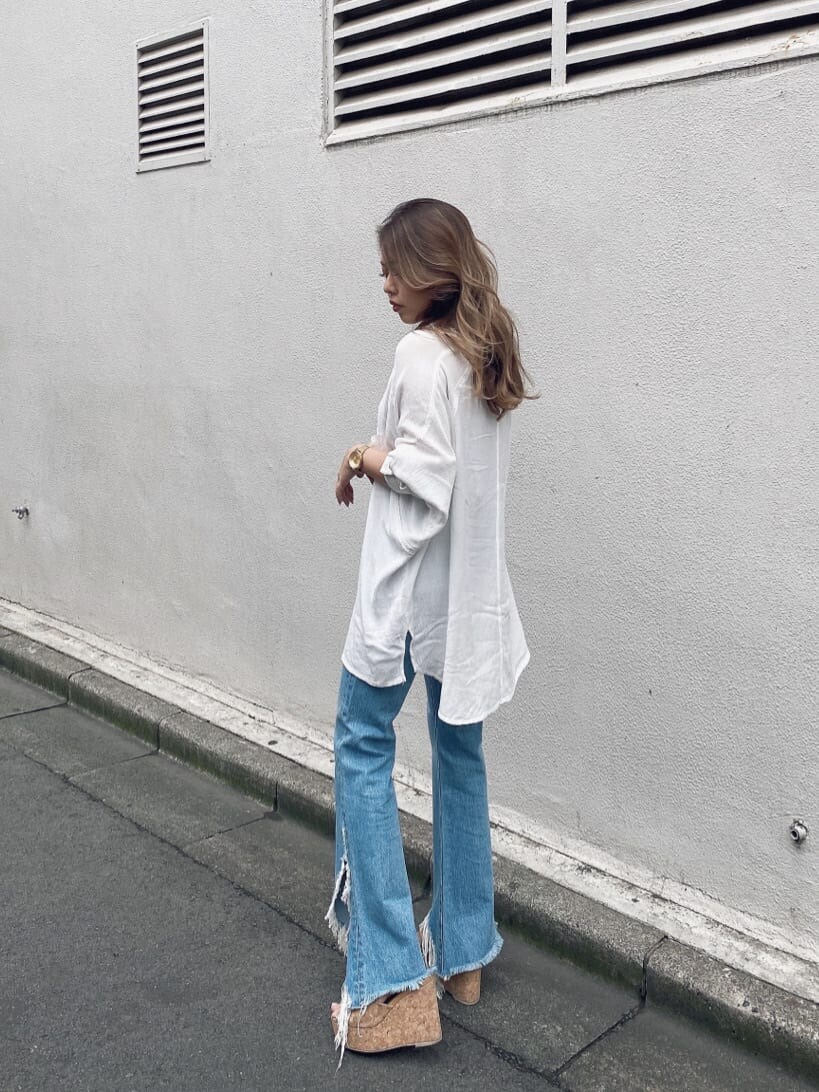 ブルー系のデニムパンツ、パープル系のタンクトップを着用したレディースの夏コーディネートの2枚目の写真