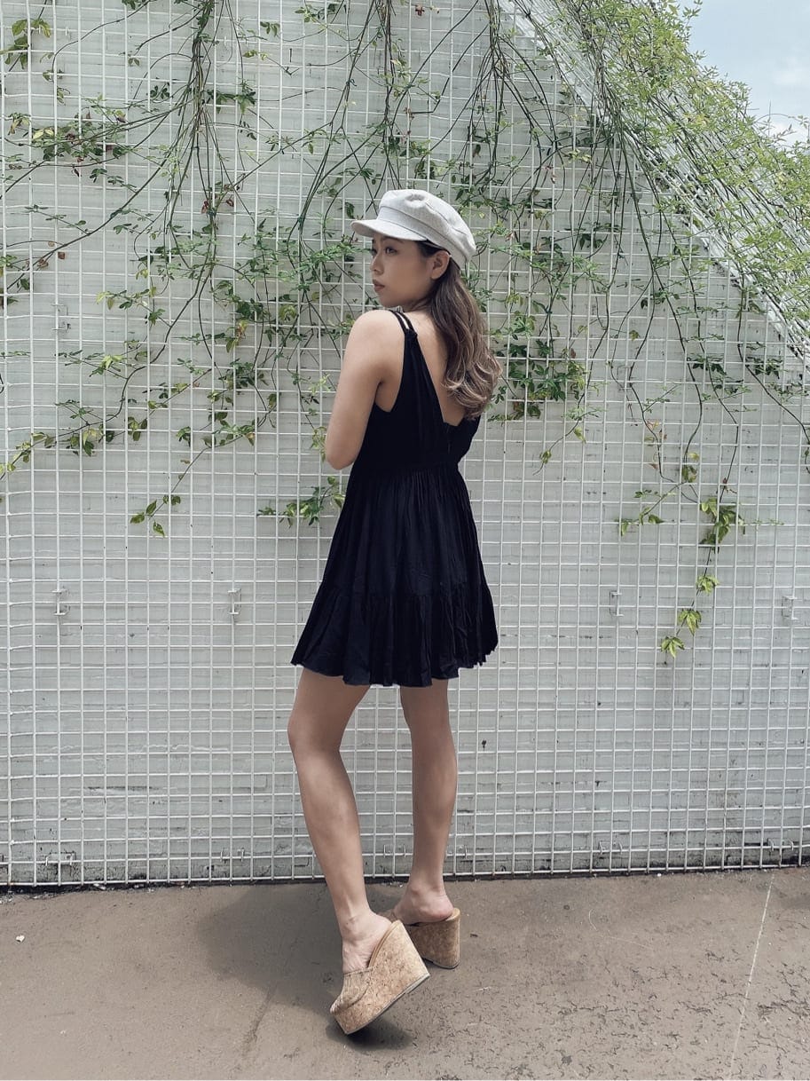 ベージュ系のサンダル、ホワイト系のシャツ/ブラウスを着用したレディースの夏コーディネートの5枚目の写真