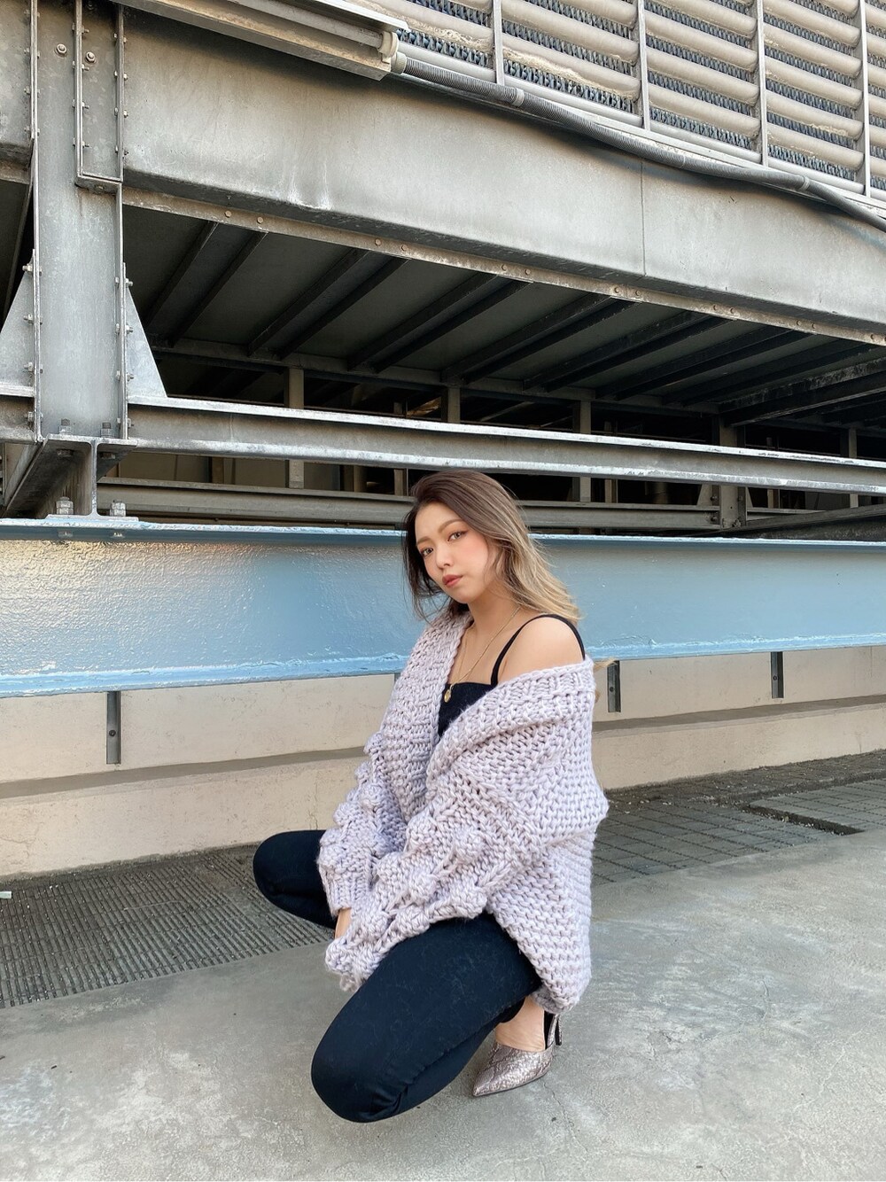 ブラック系のデニムパンツ、ブラック系のキャミソールを着用したレディースの冬コーディネートの2枚目の写真