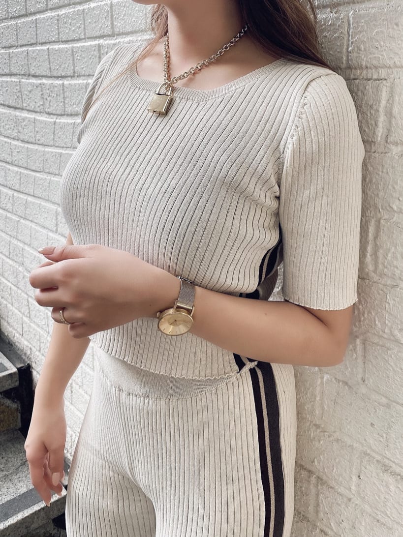 ホワイト系のその他パンツ、ホワイト系のTシャツ/カットソー、ブラック系のハットを着用したレディースの夏コーディネートの5枚目の写真