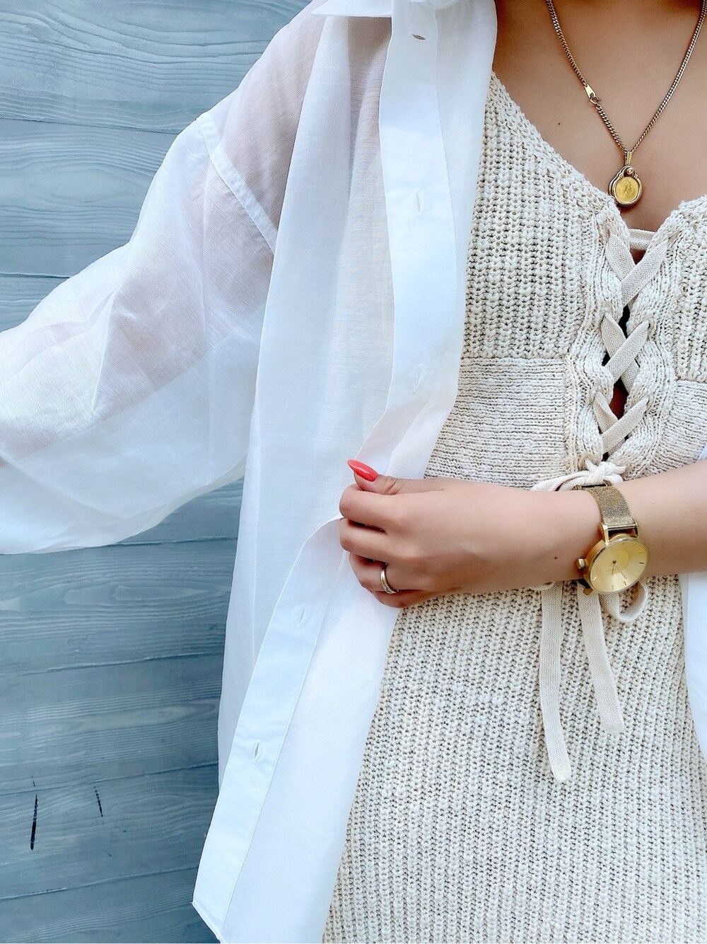 ホワイト系のワンピース、ベージュ系のサンダルを着用したレディースの春コーディネートの6枚目の写真