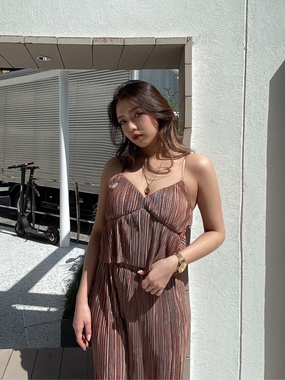 ブラック系のパンプス、ブラウン系のその他パンツ、ブラウン系のキャミソールを着用したレディースの春コーディネートの2枚目の写真