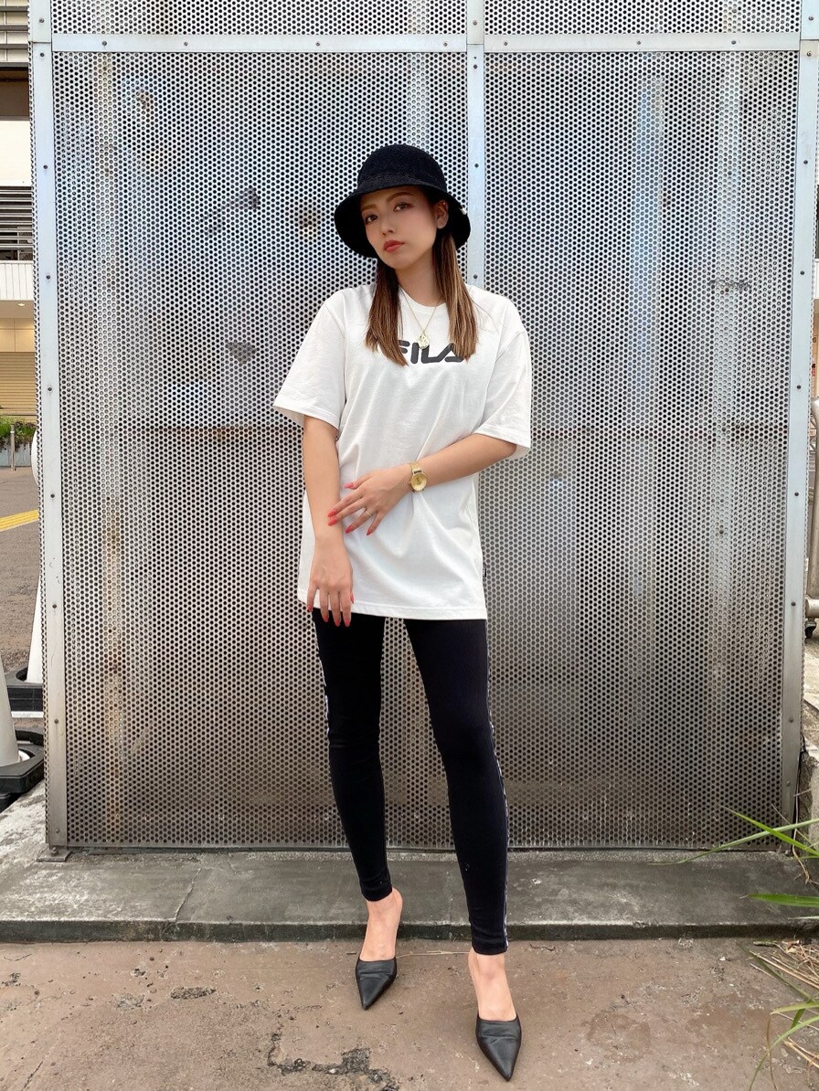 ホワイト系のTシャツ/カットソーを着用したレディースの春コーディネートの3枚目の写真