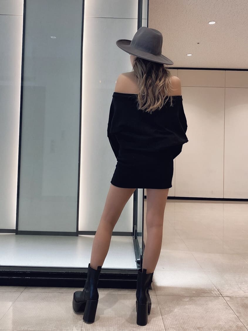 ブラック系のワンピース、ブラック系のブーツを着用したレディースの夏コーディネートの3枚目の写真