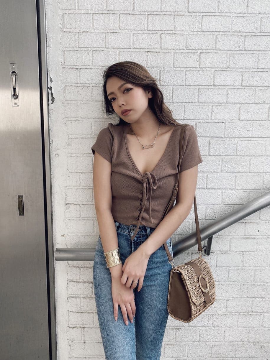 ブルー系のデニムパンツ、ベージュ系のTシャツ/カットソーを着用したレディースの夏コーディネートの5枚目の写真