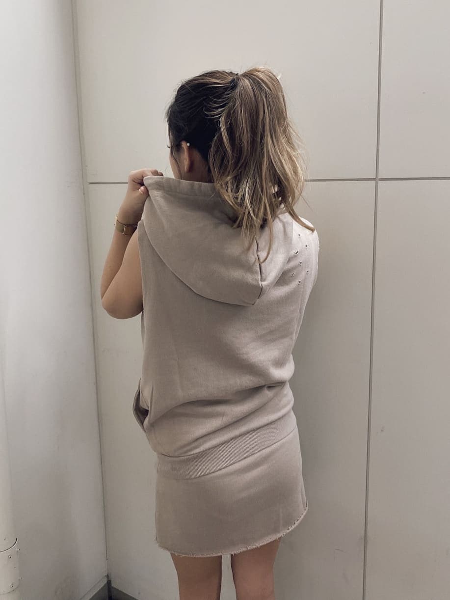 ベージュ系のスカート、ベージュ系のTシャツ/カットソーを着用したレディースの夏コーディネートの5枚目の写真