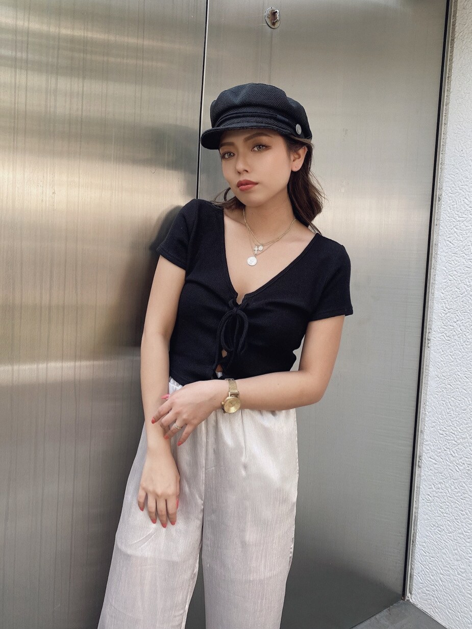 グレー系のその他パンツ、ブラック系のTシャツ/カットソー、ブラック系のその他雑貨を着用したレディースの春コーディネートの4枚目の写真