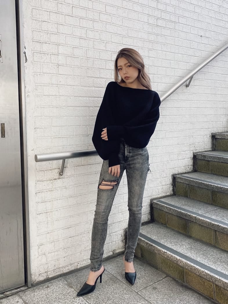 ブラック系のパンプス、ブラック系のデニムパンツ、ブラック系のニット/セーターを着用したレディースの秋コーディネートの2枚目の写真