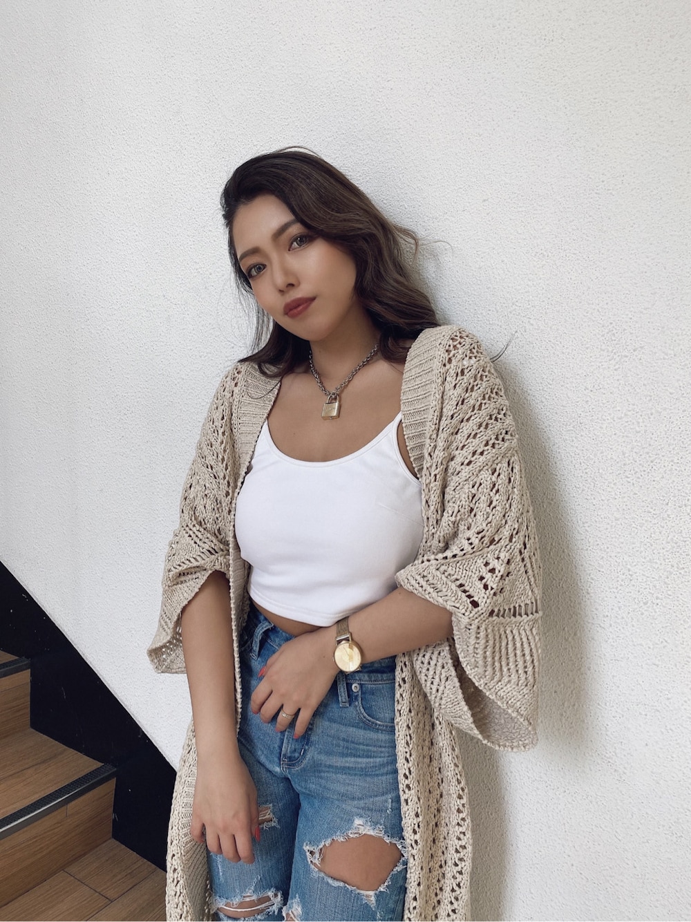 ホワイト系のパンプス、ブルー系のデニムパンツ、ホワイト系のカーディガン/ボレロを着用したレディースの夏コーディネートの6枚目の写真